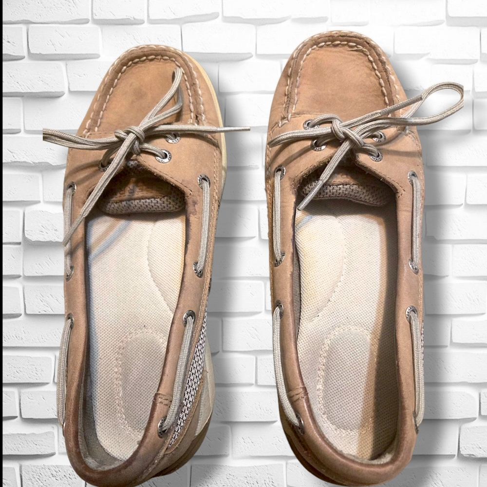 Classic Sperry boat shoes in versatile tan leather - Sz 7.5